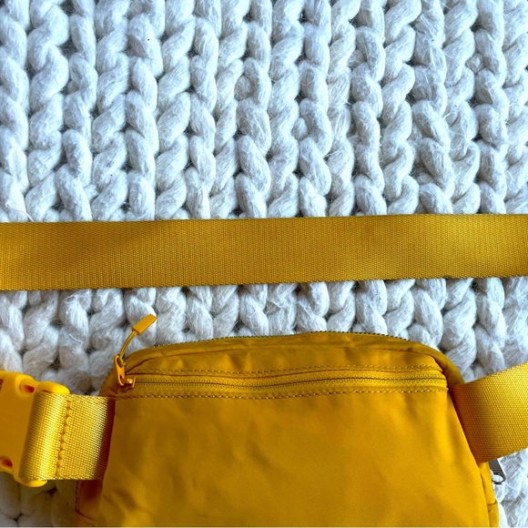 Lululemon Everywhere Belt Bag - Picture 8 of 9